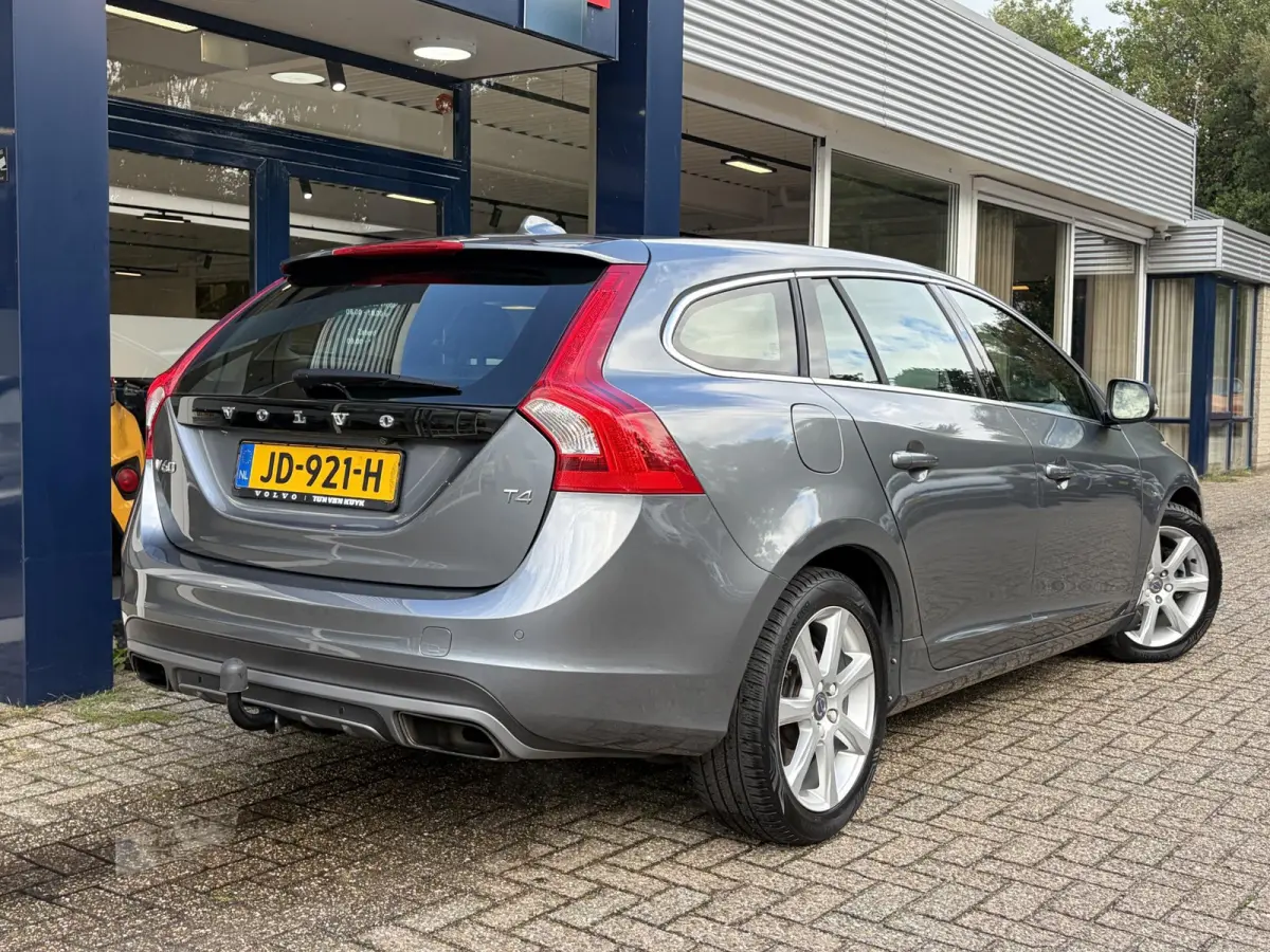 2.0 T4 Nordic+ / Luxury / NL-Auto / Dealer-Onderhouden / Vol-Leder / Schuif-Kanteldak / Standkachel / Xenon / Elektr.-Stoelen met Geheugen / Radio-Bluetooth / Navi / Camera / Stoelverwarming