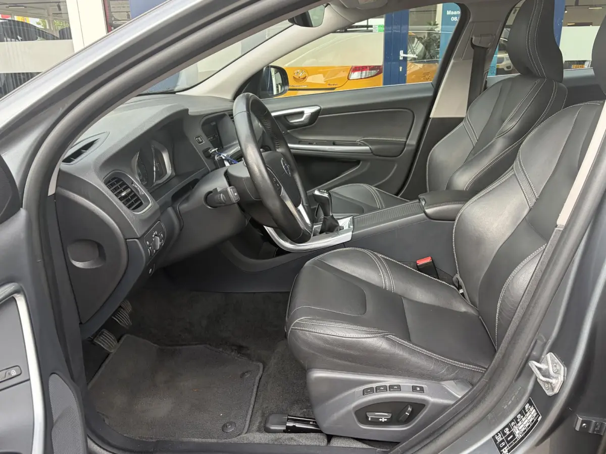 2.0 T4 Nordic+ / Luxury / NL-Auto / Dealer-Onderhouden / Vol-Leder / Schuif-Kanteldak / Standkachel / Xenon / Elektr.-Stoelen met Geheugen / Radio-Bluetooth / Navi / Camera / Stoelverwarming