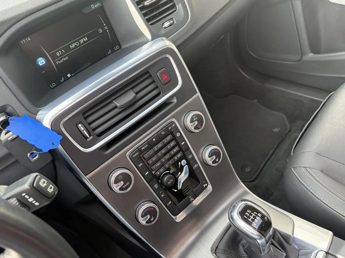 2.0 T4 Nordic+ / Luxury / NL-Auto / Dealer-Onderhouden / Vol-Leder / Schuif-Kanteldak / Standkachel / Xenon / Elektr.-Stoelen met Geheugen / Radio-Bluetooth / Navi / Camera / Stoelverwarming
