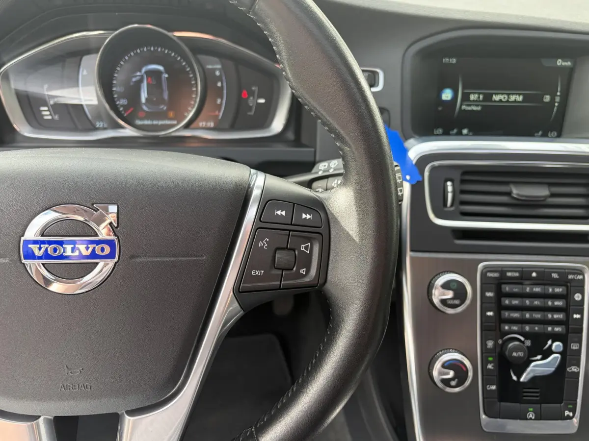2.0 T4 Nordic+ / Luxury / NL-Auto / Dealer-Onderhouden / Vol-Leder / Schuif-Kanteldak / Standkachel / Xenon / Elektr.-Stoelen met Geheugen / Radio-Bluetooth / Navi / Camera / Stoelverwarming