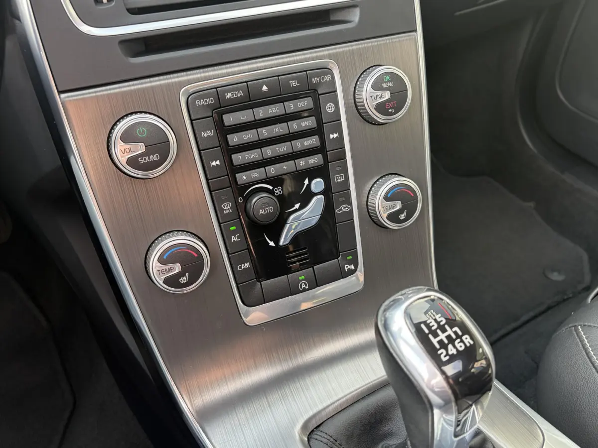 2.0 T4 Nordic+ / Luxury / NL-Auto / Dealer-Onderhouden / Vol-Leder / Schuif-Kanteldak / Standkachel / Xenon / Elektr.-Stoelen met Geheugen / Radio-Bluetooth / Navi / Camera / Stoelverwarming