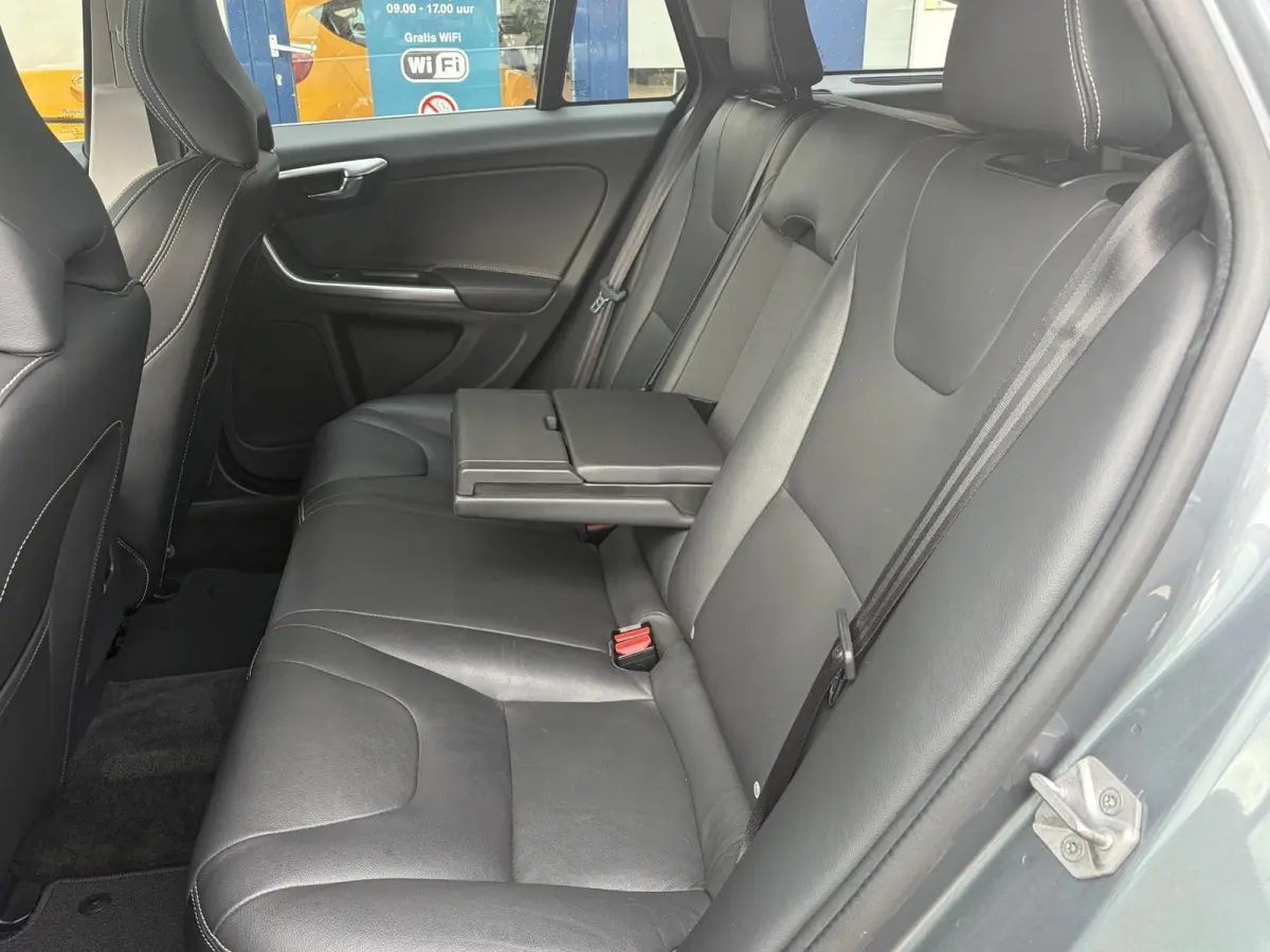 2.0 T4 Nordic+ / Luxury / NL-Auto / Dealer-Onderhouden / Vol-Leder / Schuif-Kanteldak / Standkachel / Xenon / Elektr.-Stoelen met Geheugen / Radio-Bluetooth / Navi / Camera / Stoelverwarming