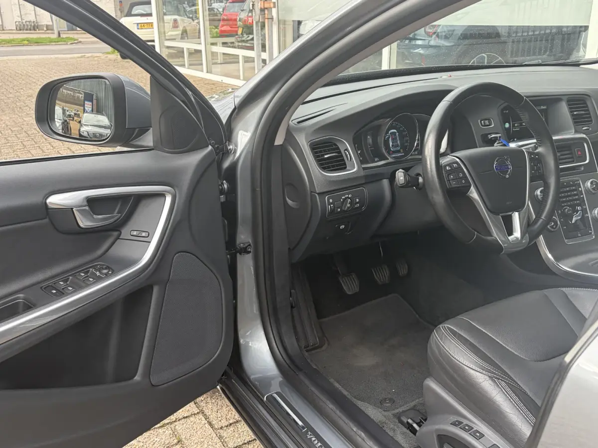 2.0 T4 Nordic+ / Luxury / NL-Auto / Dealer-Onderhouden / Vol-Leder / Schuif-Kanteldak / Standkachel / Xenon / Elektr.-Stoelen met Geheugen / Radio-Bluetooth / Navi / Camera / Stoelverwarming