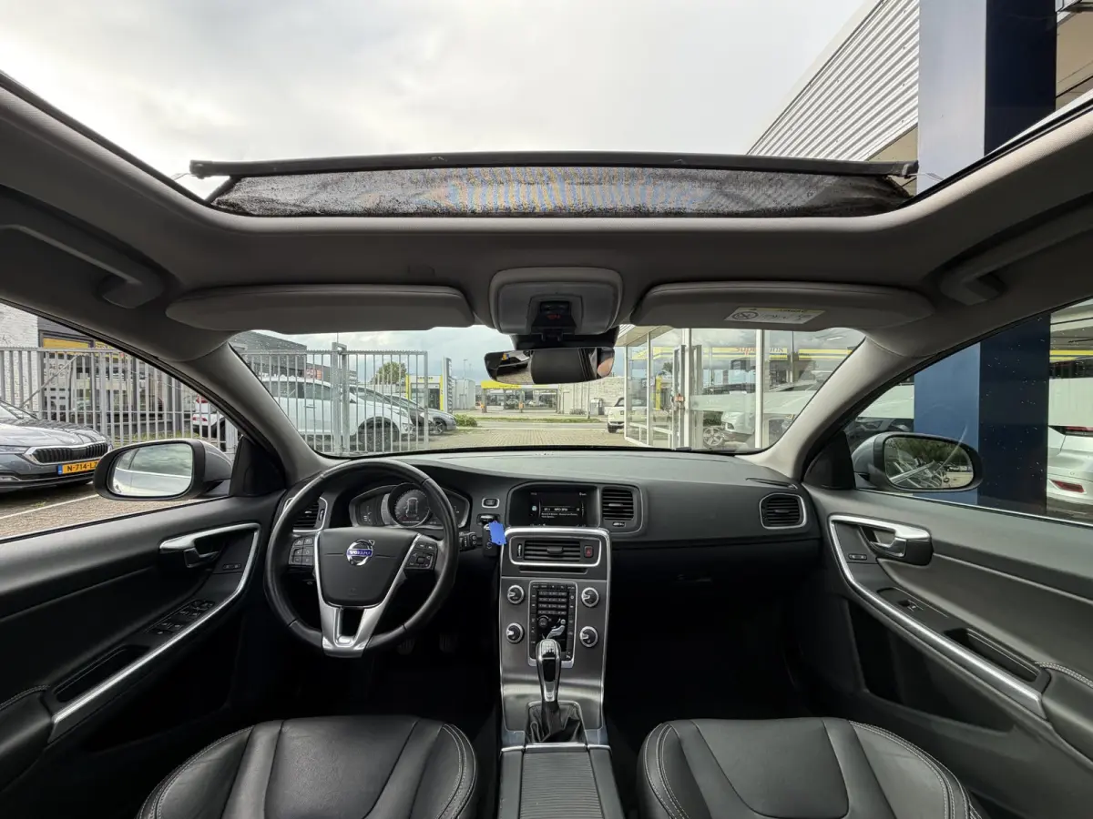 2.0 T4 Nordic+ / Luxury / NL-Auto / Dealer-Onderhouden / Vol-Leder / Schuif-Kanteldak / Standkachel / Xenon / Elektr.-Stoelen met Geheugen / Radio-Bluetooth / Navi / Camera / Stoelverwarming