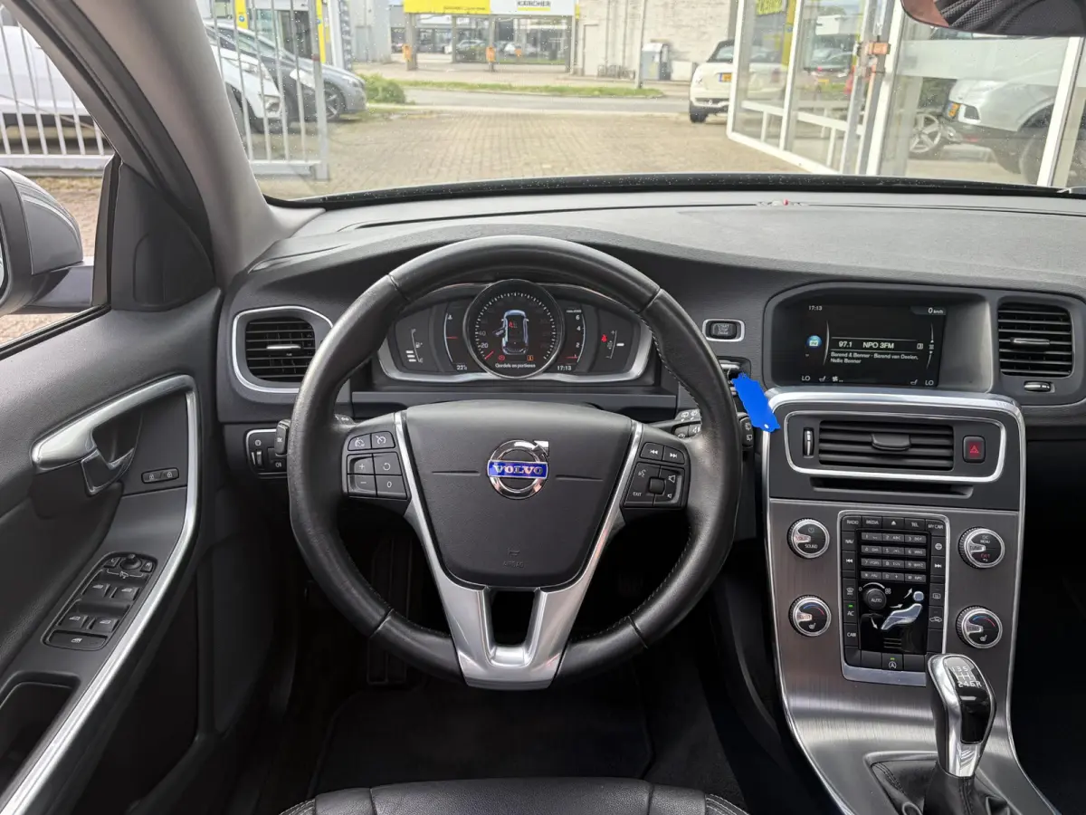 2.0 T4 Nordic+ / Luxury / NL-Auto / Dealer-Onderhouden / Vol-Leder / Schuif-Kanteldak / Standkachel / Xenon / Elektr.-Stoelen met Geheugen / Radio-Bluetooth / Navi / Camera / Stoelverwarming