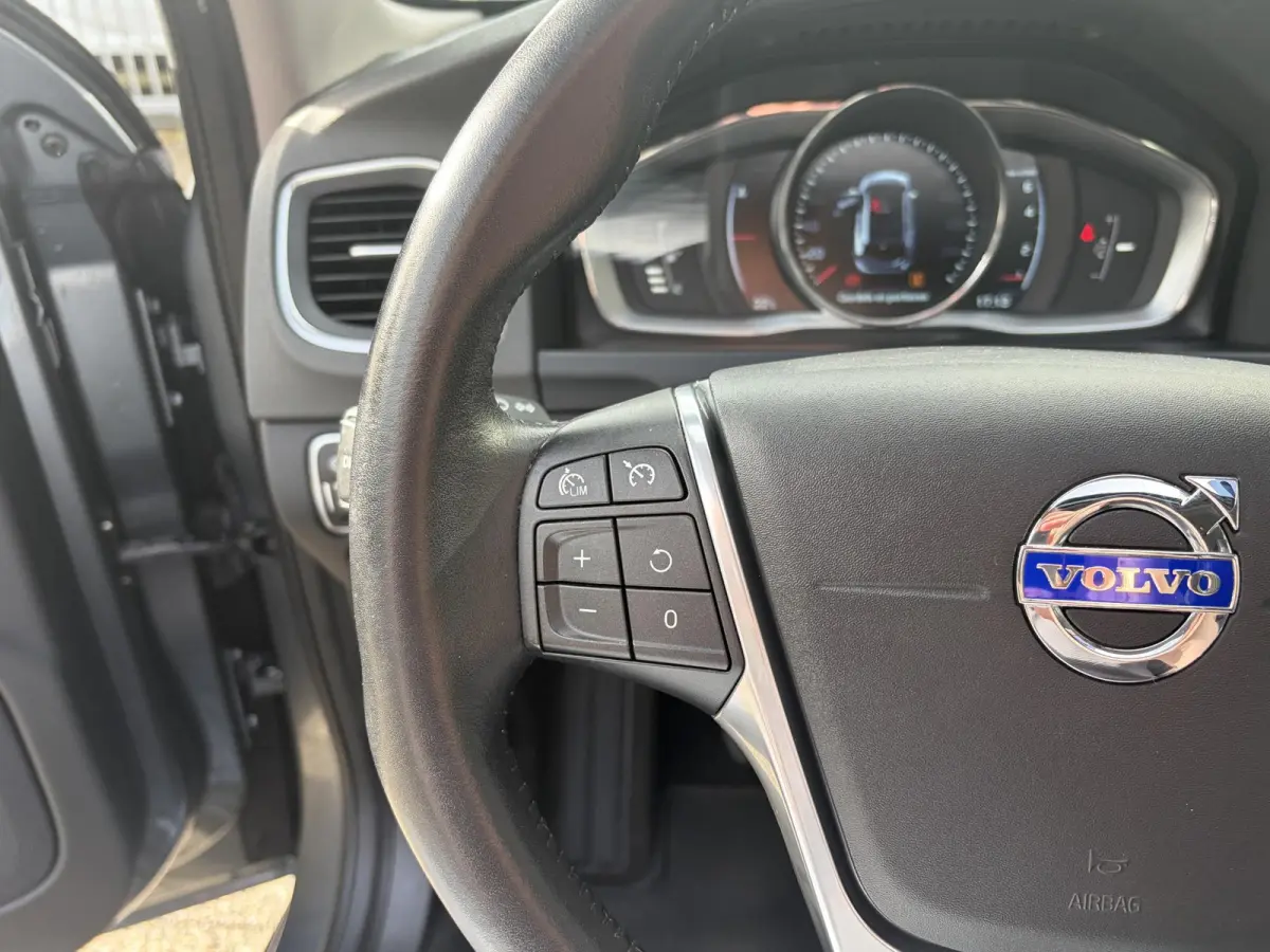 2.0 T4 Nordic+ / Luxury / NL-Auto / Dealer-Onderhouden / Vol-Leder / Schuif-Kanteldak / Standkachel / Xenon / Elektr.-Stoelen met Geheugen / Radio-Bluetooth / Navi / Camera / Stoelverwarming