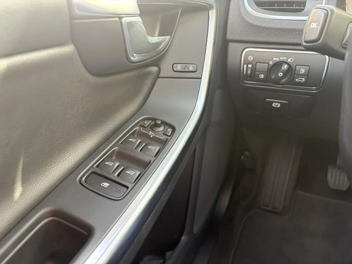 2.0 T4 Nordic+ / Luxury / NL-Auto / Dealer-Onderhouden / Vol-Leder / Schuif-Kanteldak / Standkachel / Xenon / Elektr.-Stoelen met Geheugen / Radio-Bluetooth / Navi / Camera / Stoelverwarming