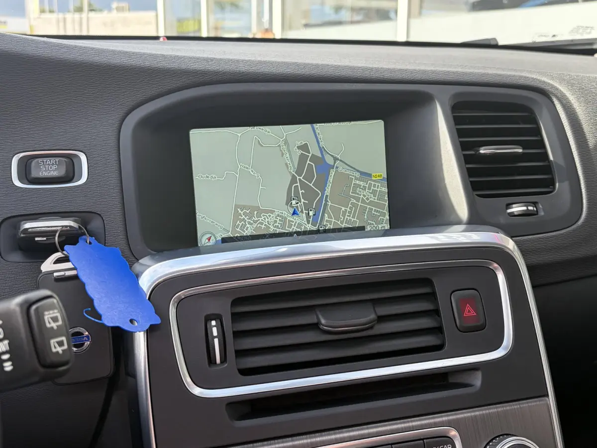 2.0 T4 Nordic+ / Luxury / NL-Auto / Dealer-Onderhouden / Vol-Leder / Schuif-Kanteldak / Standkachel / Xenon / Elektr.-Stoelen met Geheugen / Radio-Bluetooth / Navi / Camera / Stoelverwarming