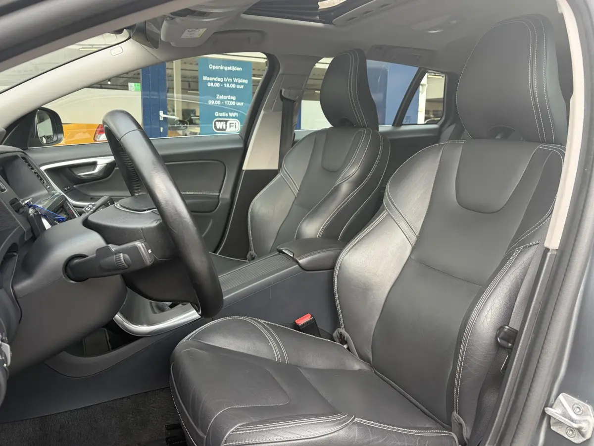 2.0 T4 Nordic+ / Luxury / NL-Auto / Dealer-Onderhouden / Vol-Leder / Schuif-Kanteldak / Standkachel / Xenon / Elektr.-Stoelen met Geheugen / Radio-Bluetooth / Navi / Camera / Stoelverwarming