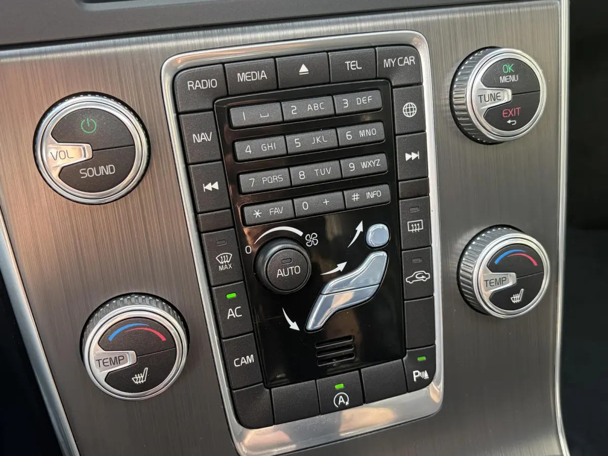 2.0 T4 Nordic+ / Luxury / NL-Auto / Dealer-Onderhouden / Vol-Leder / Schuif-Kanteldak / Standkachel / Xenon / Elektr.-Stoelen met Geheugen / Radio-Bluetooth / Navi / Camera / Stoelverwarming