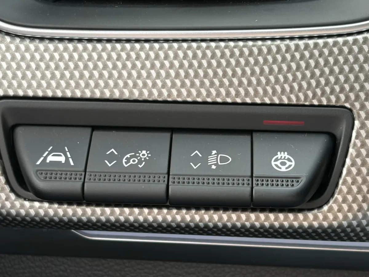 1.3 TCe 140 / Automaat / Adaptieve Cruise-Control / Stoel-/Stuurverwarming / Elektr.-Stoelen / Apple-Carplay & Android-Auto / Draadloze-Telefoonlader / Dodehoek-Detectie / Keyless / LED / Cl