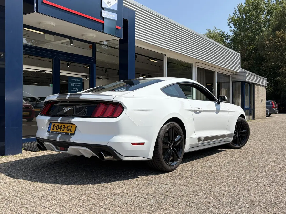 2.3 EcoBoost / 317 PK / Automaat / Race-Striping / Borla Performance sport-uitlaat / Vol-lederen stoelen mét verwarming en koeling / Keyless entry / Schakelflippers stuurwiel / Xenon lampen