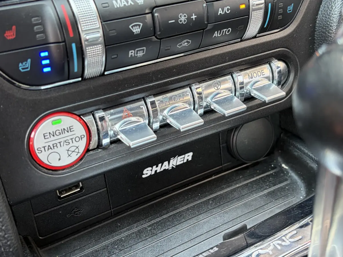 2.3 EcoBoost / 317 PK / Automaat / Race-Striping / Borla Performance sport-uitlaat / Vol-lederen stoelen mét verwarming en koeling / Keyless entry / Schakelflippers stuurwiel / Xenon lampen