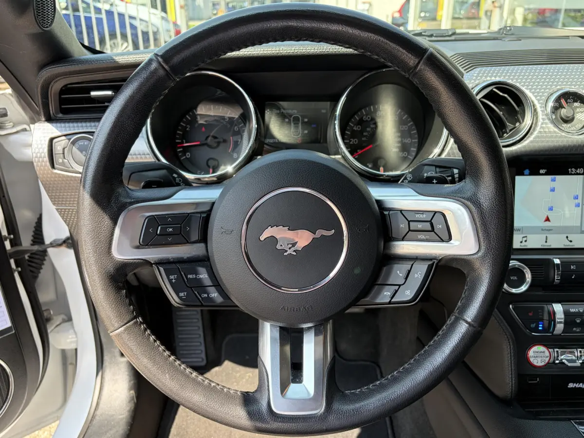2.3 EcoBoost / 317 PK / Automaat / Race-Striping / Borla Performance sport-uitlaat / Vol-lederen stoelen mét verwarming en koeling / Keyless entry / Schakelflippers stuurwiel / Xenon lampen