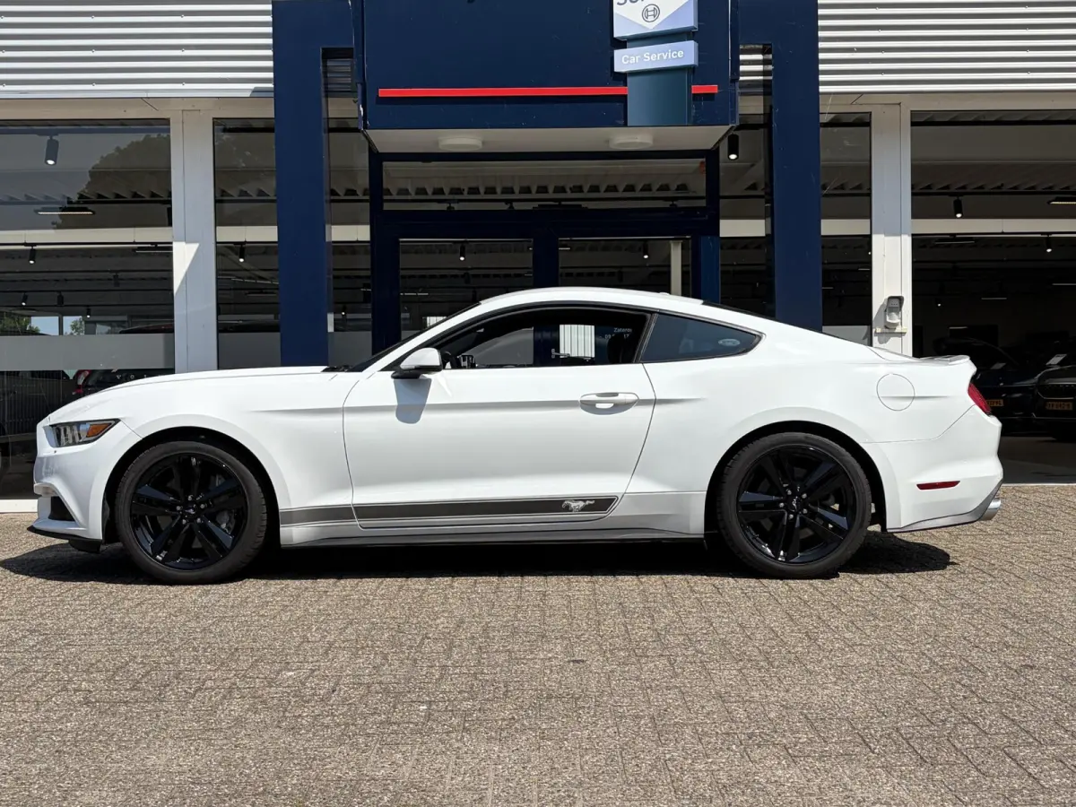 2.3 EcoBoost / 317 PK / Automaat / Race-Striping / Borla Performance sport-uitlaat / Vol-lederen stoelen mét verwarming en koeling / Keyless entry / Schakelflippers stuurwiel / Xenon lampen