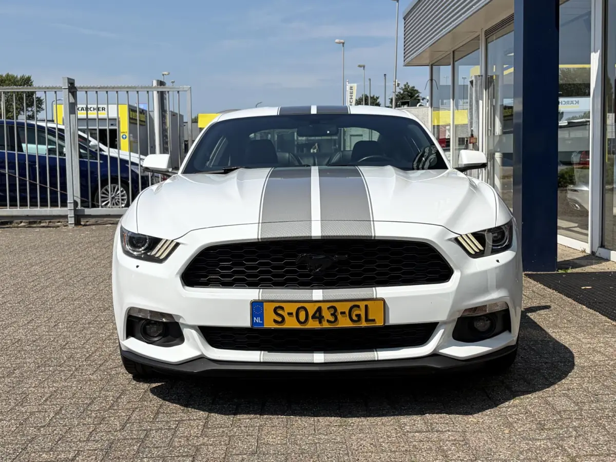 2.3 EcoBoost / 317 PK / Automaat / Race-Striping / Borla Performance sport-uitlaat / Vol-lederen stoelen mét verwarming en koeling / Keyless entry / Schakelflippers stuurwiel / Xenon lampen