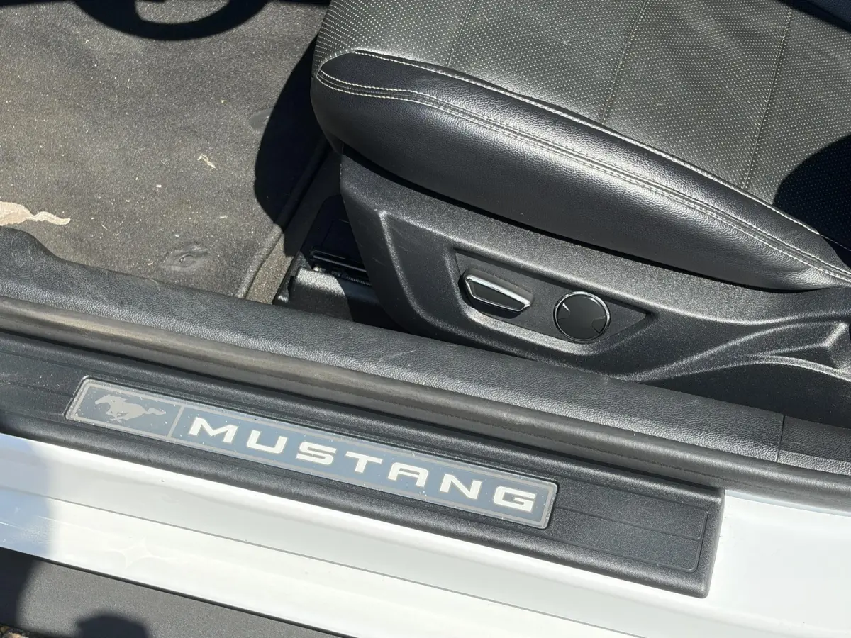 2.3 EcoBoost / 317 PK / Automaat / Race-Striping / Borla Performance sport-uitlaat / Vol-lederen stoelen mét verwarming en koeling / Keyless entry / Schakelflippers stuurwiel / Xenon lampen