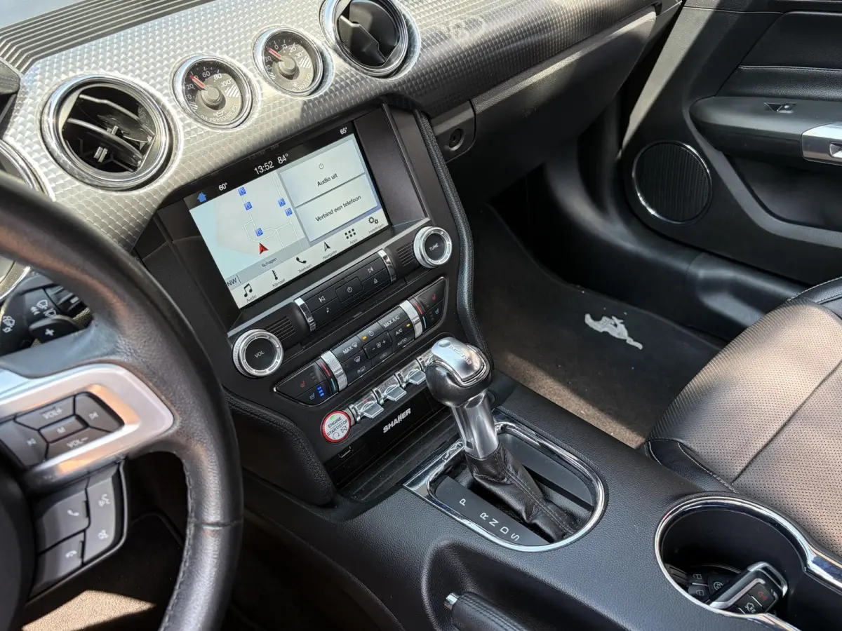 2.3 EcoBoost / 317 PK / Automaat / Race-Striping / Borla Performance sport-uitlaat / Vol-lederen stoelen mét verwarming en koeling / Keyless entry / Schakelflippers stuurwiel / Xenon lampen