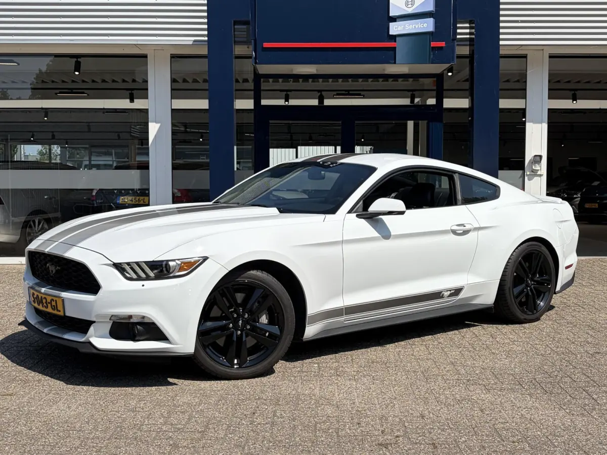 2.3 EcoBoost / 317 PK / Automaat / Race-Striping / Borla Performance sport-uitlaat / Vol-lederen stoelen mét verwarming en koeling / Keyless entry / Schakelflippers stuurwiel / Xenon lampen