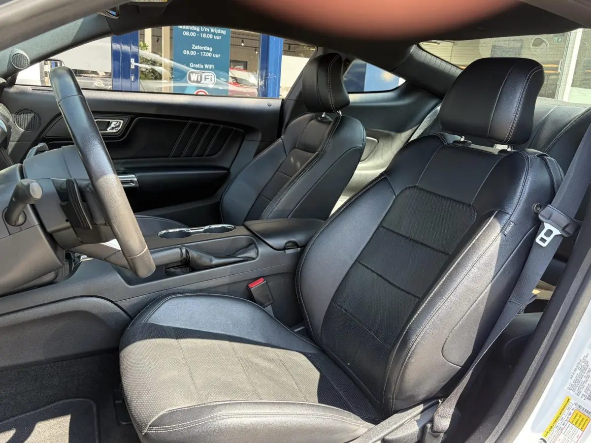 2.3 EcoBoost / 317 PK / Automaat / Race-Striping / Borla Performance sport-uitlaat / Vol-lederen stoelen mét verwarming en koeling / Keyless entry / Schakelflippers stuurwiel / Xenon lampen