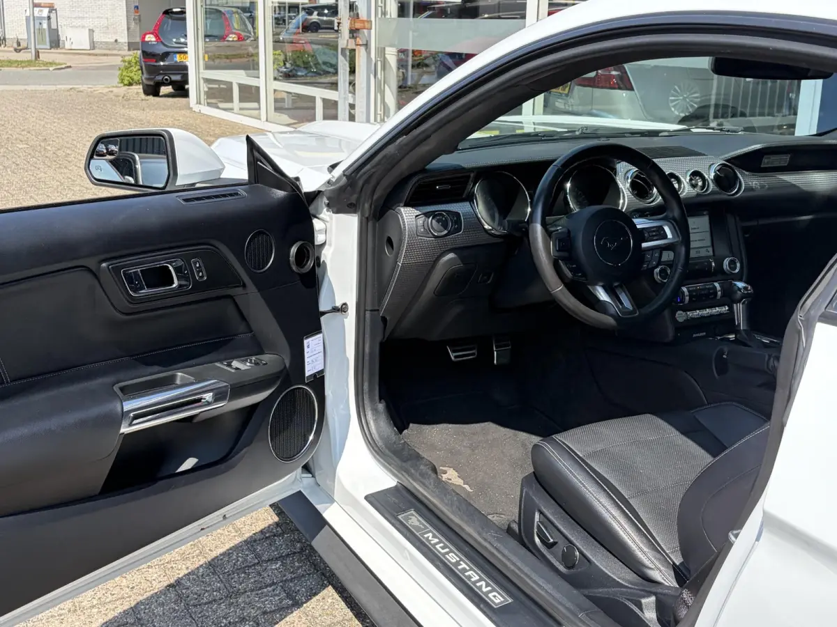 2.3 EcoBoost / 317 PK / Automaat / Race-Striping / Borla Performance sport-uitlaat / Vol-lederen stoelen mét verwarming en koeling / Keyless entry / Schakelflippers stuurwiel / Xenon lampen