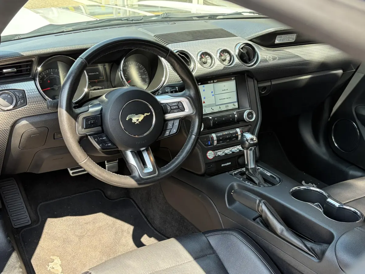 2.3 EcoBoost / 317 PK / Automaat / Race-Striping / Borla Performance sport-uitlaat / Vol-lederen stoelen mét verwarming en koeling / Keyless entry / Schakelflippers stuurwiel / Xenon lampen