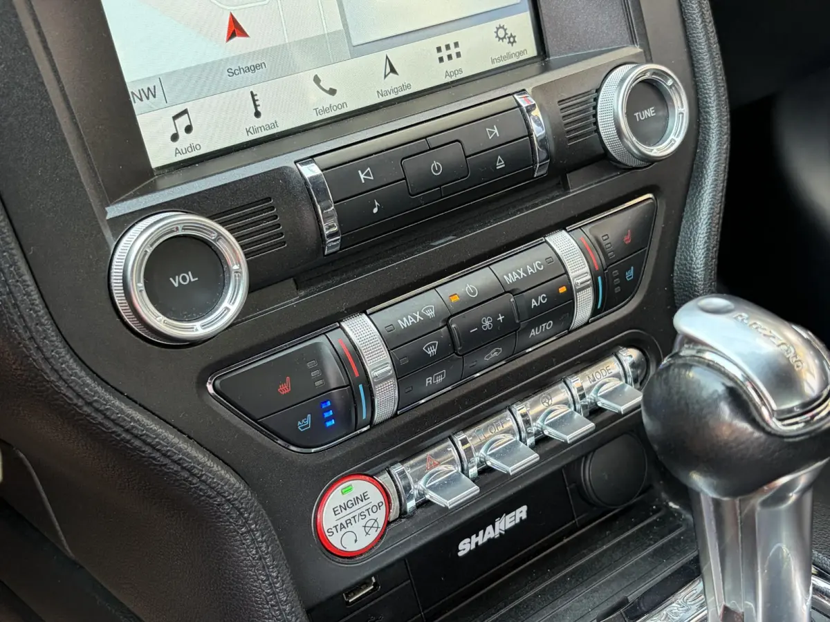 2.3 EcoBoost / 317 PK / Automaat / Race-Striping / Borla Performance sport-uitlaat / Vol-lederen stoelen mét verwarming en koeling / Keyless entry / Schakelflippers stuurwiel / Xenon lampen