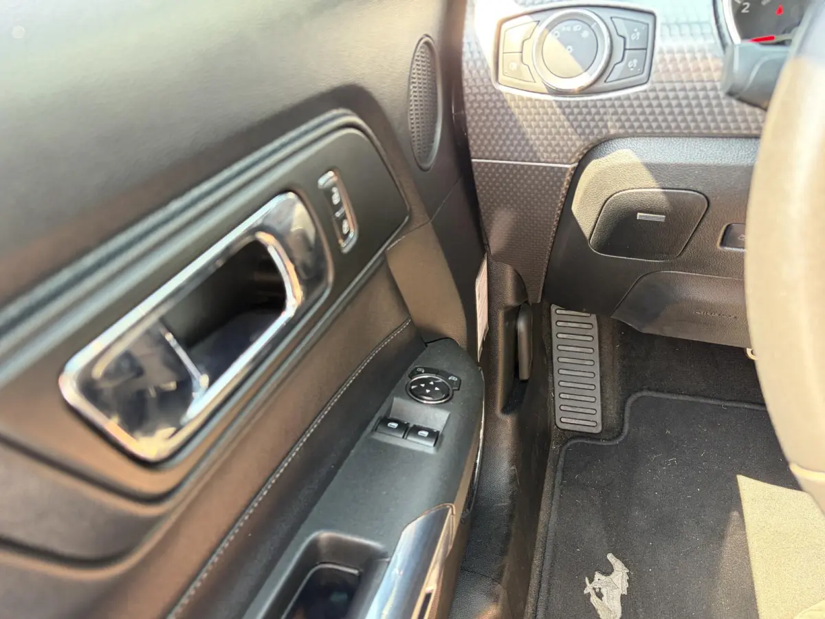 2.3 EcoBoost / 317 PK / Automaat / Race-Striping / Borla Performance sport-uitlaat / Vol-lederen stoelen mét verwarming en koeling / Keyless entry / Schakelflippers stuurwiel / Xenon lampen