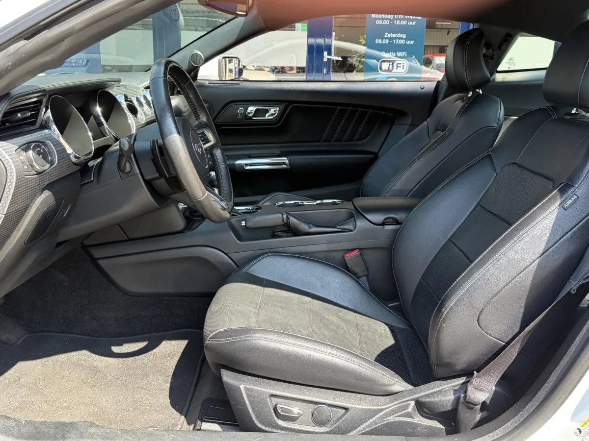 2.3 EcoBoost / 317 PK / Automaat / Race-Striping / Borla Performance sport-uitlaat / Vol-lederen stoelen mét verwarming en koeling / Keyless entry / Schakelflippers stuurwiel / Xenon lampen