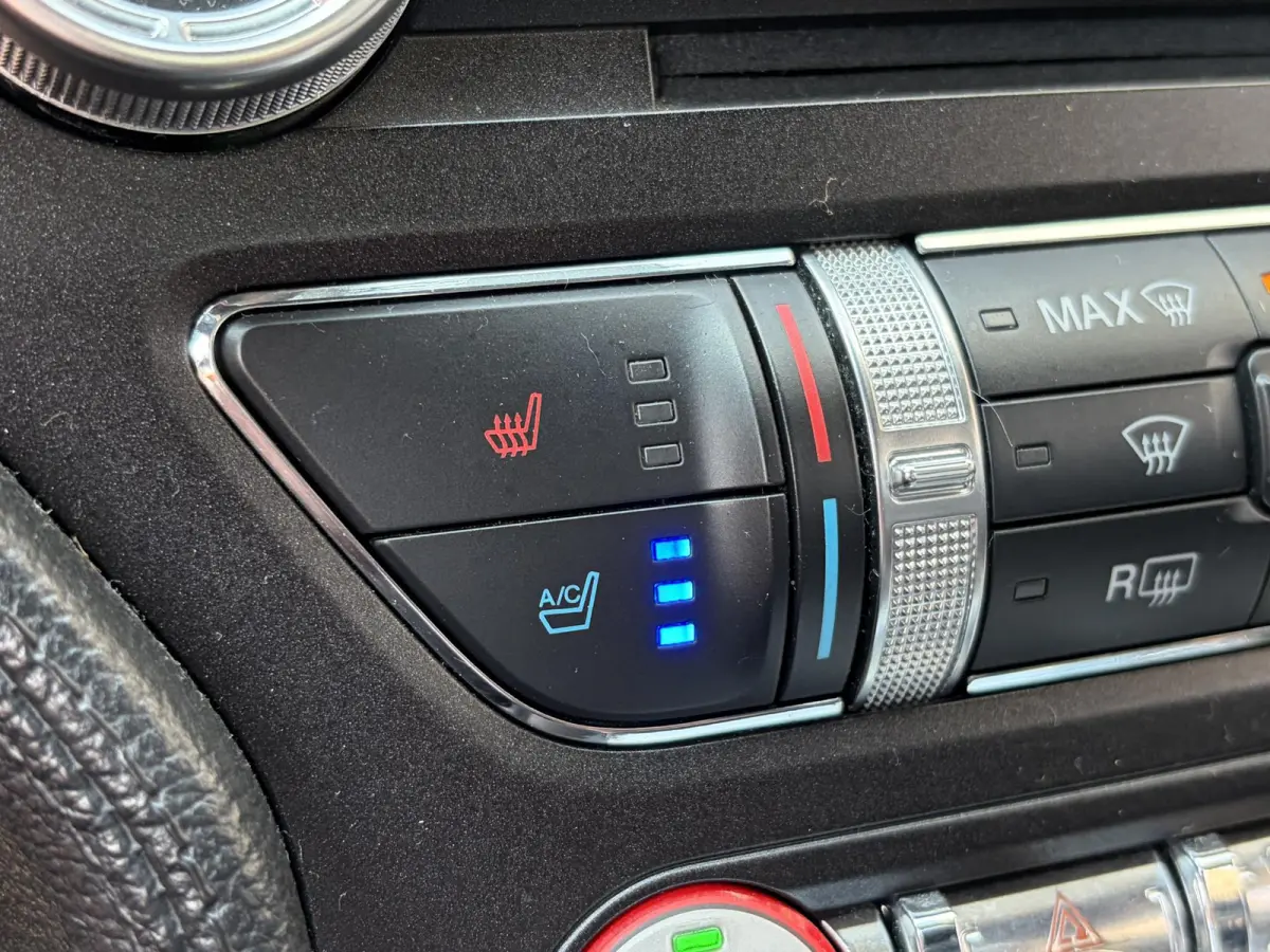 2.3 EcoBoost / 317 PK / Automaat / Race-Striping / Borla Performance sport-uitlaat / Vol-lederen stoelen mét verwarming en koeling / Keyless entry / Schakelflippers stuurwiel / Xenon lampen