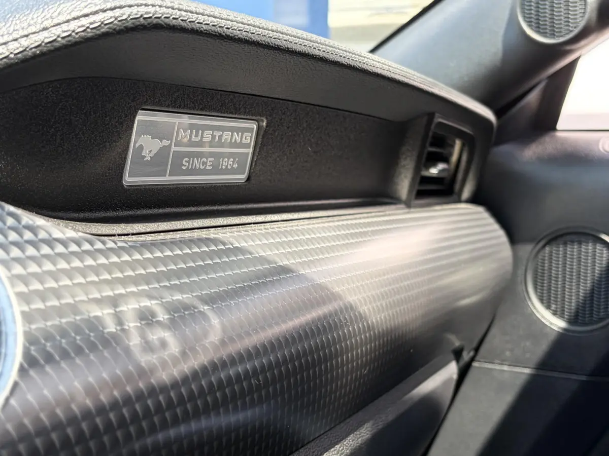 2.3 EcoBoost / 317 PK / Automaat / Race-Striping / Borla Performance sport-uitlaat / Vol-lederen stoelen mét verwarming en koeling / Keyless entry / Schakelflippers stuurwiel / Xenon lampen