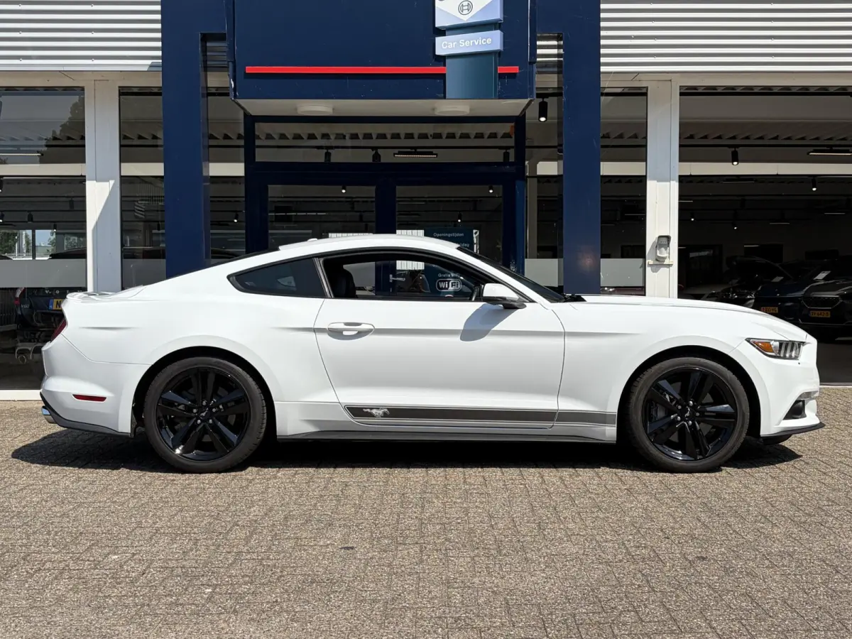 2.3 EcoBoost / 317 PK / Automaat / Race-Striping / Borla Performance sport-uitlaat / Vol-lederen stoelen mét verwarming en koeling / Keyless entry / Schakelflippers stuurwiel / Xenon lampen