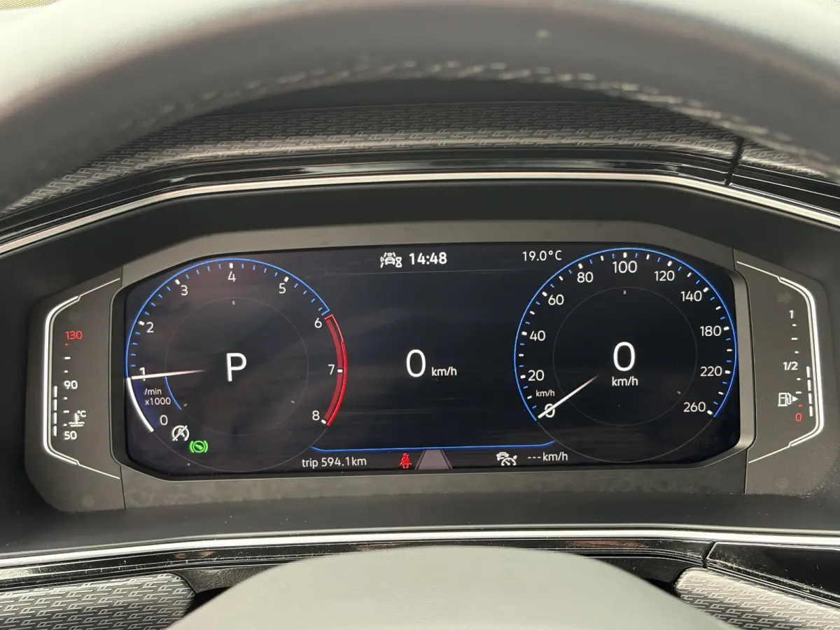 1.0 TSI Style Business R / R-Line / 22.000 KM! / Automaat / Adaptieve Cruise-Control / Digital-Cockpit / Apple-Carplay & Android-Auto / LED / DAB Radio-Bluetooth / Climate-Control / Camera /