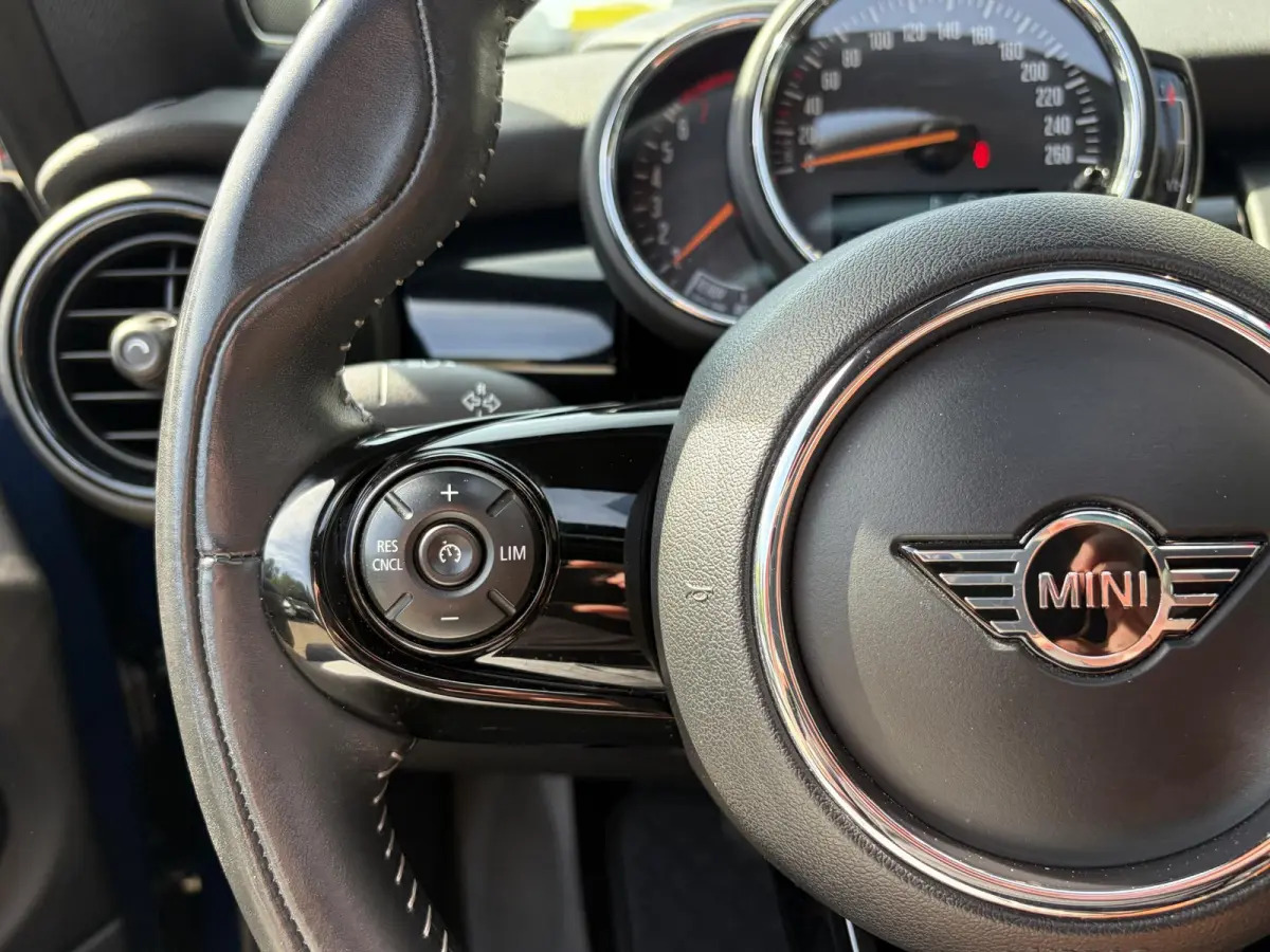 1.5 Cooper 60 Years Edition / Automaat / NL-Auto / Open-Panodak / Head-Up Display / Harman-Kardon Audio / Vol-Leder / Stoelverwarming / Cruise-Control / Apple-Carplay & Android-Auto / Draadl