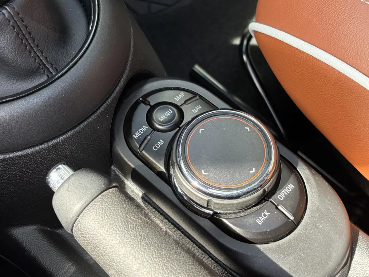 1.5 Cooper 60 Years Edition / Automaat / NL-Auto / Open-Panodak / Head-Up Display / Harman-Kardon Audio / Vol-Leder / Stoelverwarming / Cruise-Control / Apple-Carplay & Android-Auto / Draadl