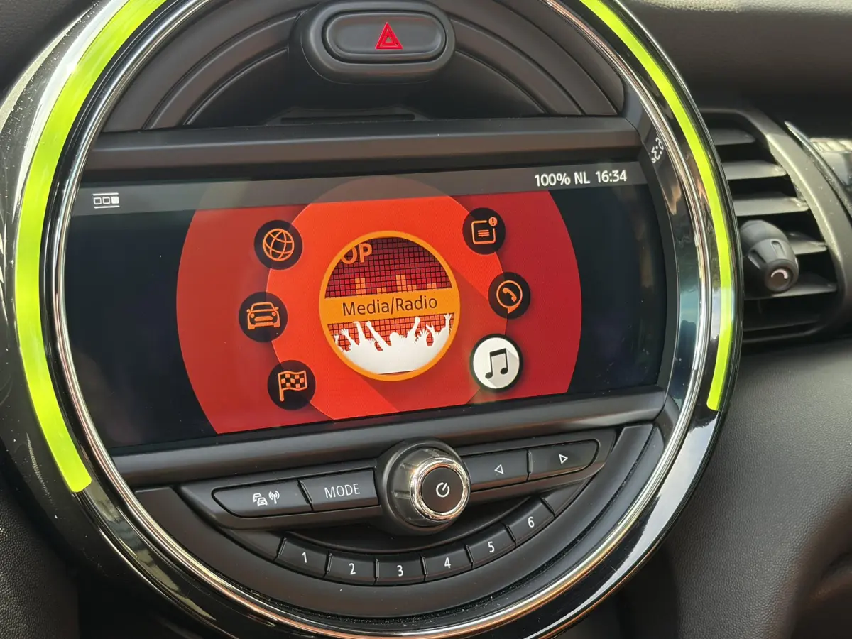 1.5 Cooper 60 Years Edition / Automaat / NL-Auto / Open-Panodak / Head-Up Display / Harman-Kardon Audio / Vol-Leder / Stoelverwarming / Cruise-Control / Apple-Carplay & Android-Auto / Draadl