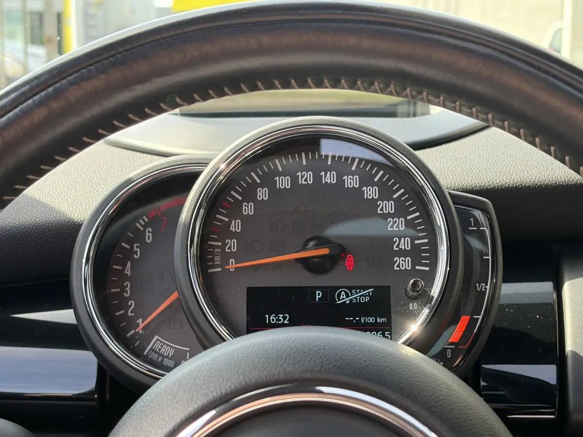 1.5 Cooper 60 Years Edition / Automaat / NL-Auto / Open-Panodak / Head-Up Display / Harman-Kardon Audio / Vol-Leder / Stoelverwarming / Cruise-Control / Apple-Carplay & Android-Auto / Draadl