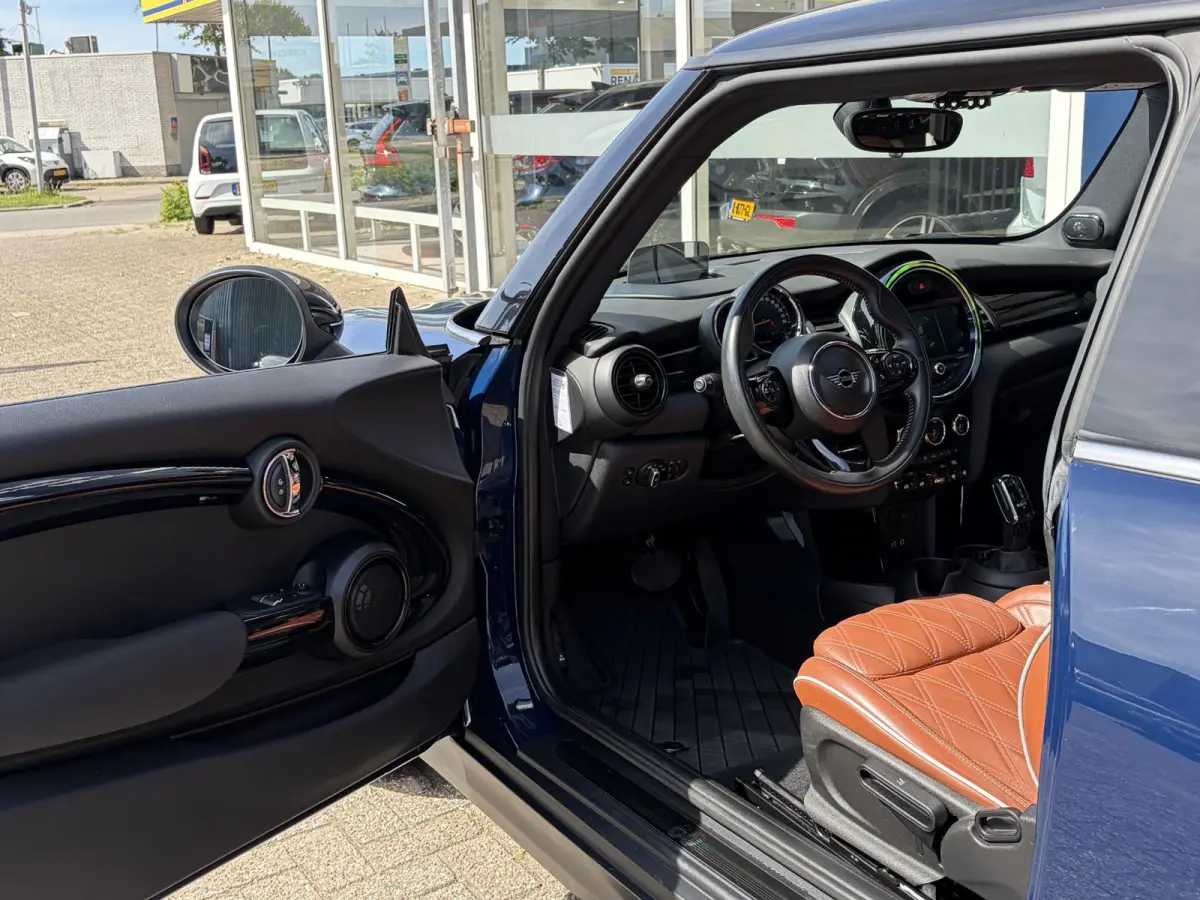 1.5 Cooper 60 Years Edition / Automaat / NL-Auto / Open-Panodak / Head-Up Display / Harman-Kardon Audio / Vol-Leder / Stoelverwarming / Cruise-Control / Apple-Carplay & Android-Auto / Draadl