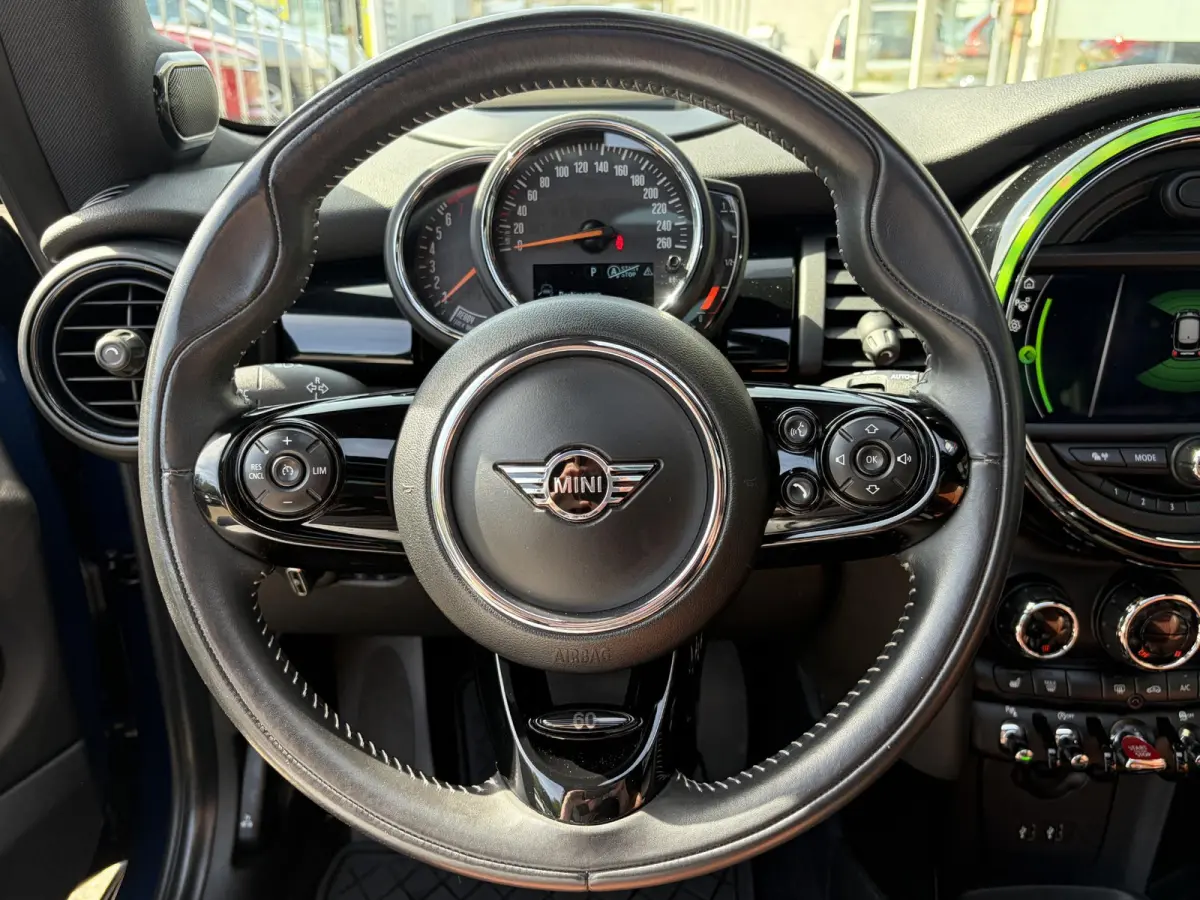 1.5 Cooper 60 Years Edition / Automaat / NL-Auto / Open-Panodak / Head-Up Display / Harman-Kardon Audio / Vol-Leder / Stoelverwarming / Cruise-Control / Apple-Carplay & Android-Auto / Draadl