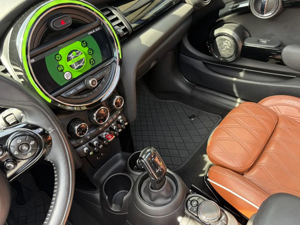 1.5 Cooper 60 Years Edition / Automaat / NL-Auto / Open-Panodak / Head-Up Display / Harman-Kardon Audio / Vol-Leder / Stoelverwarming / Cruise-Control / Apple-Carplay & Android-Auto / Draadl