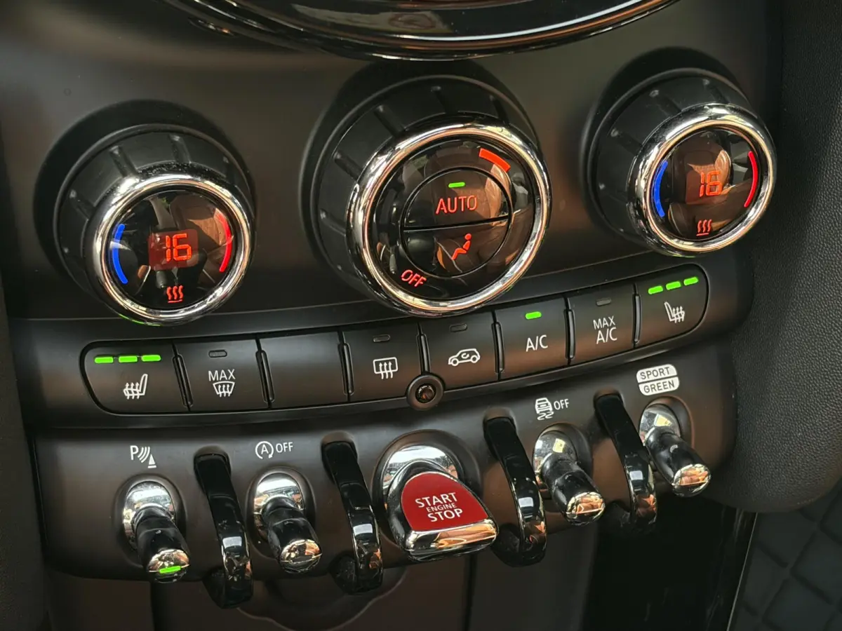 1.5 Cooper 60 Years Edition / Automaat / NL-Auto / Open-Panodak / Head-Up Display / Harman-Kardon Audio / Vol-Leder / Stoelverwarming / Cruise-Control / Apple-Carplay & Android-Auto / Draadl