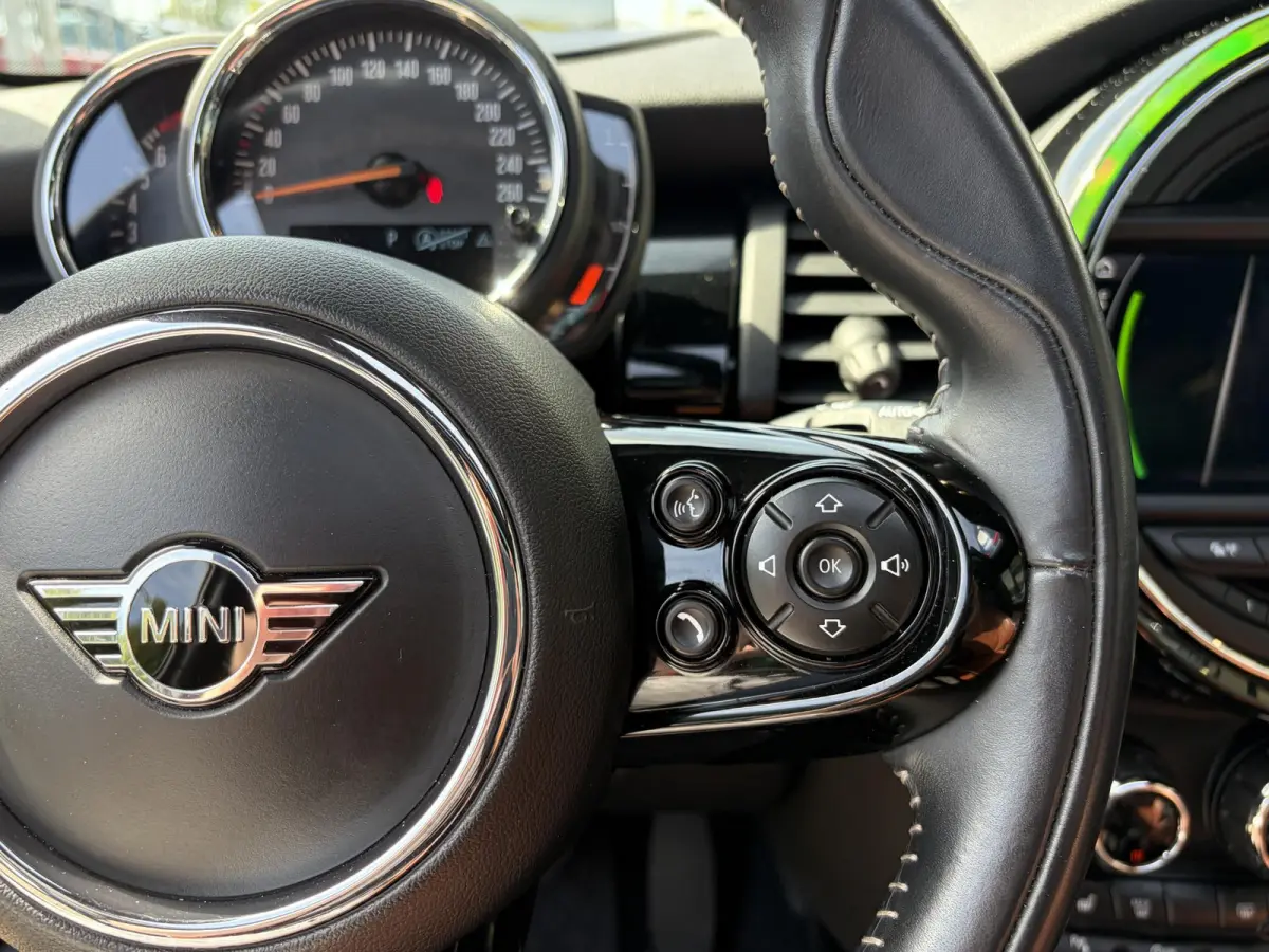 1.5 Cooper 60 Years Edition / Automaat / NL-Auto / Open-Panodak / Head-Up Display / Harman-Kardon Audio / Vol-Leder / Stoelverwarming / Cruise-Control / Apple-Carplay & Android-Auto / Draadl