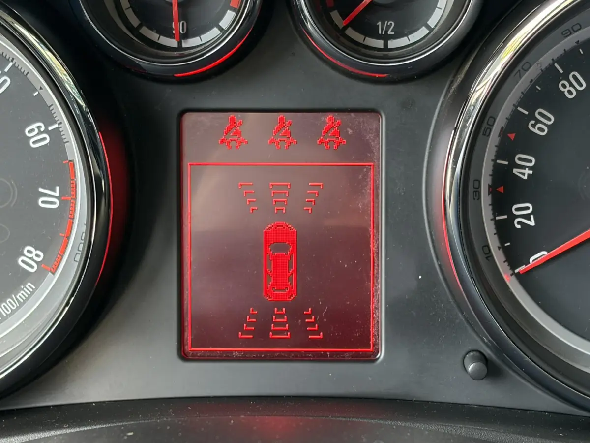 1.4 Turbo Blitz / NL-Auto / 1e-Eigenaar / Stuur-Stoelverwarming / Cruise-Control / Trekhaak / Climate-Control / Radio-Bluetooth / Navi / PDC V+A / Camera / 16'' LMV / ENZ.