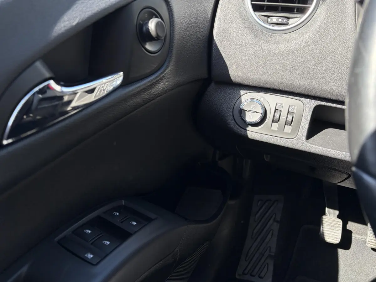 1.4 Turbo Blitz / NL-Auto / 1e-Eigenaar / Stuur-Stoelverwarming / Cruise-Control / Trekhaak / Climate-Control / Radio-Bluetooth / Navi / PDC V+A / Camera / 16'' LMV / ENZ.
