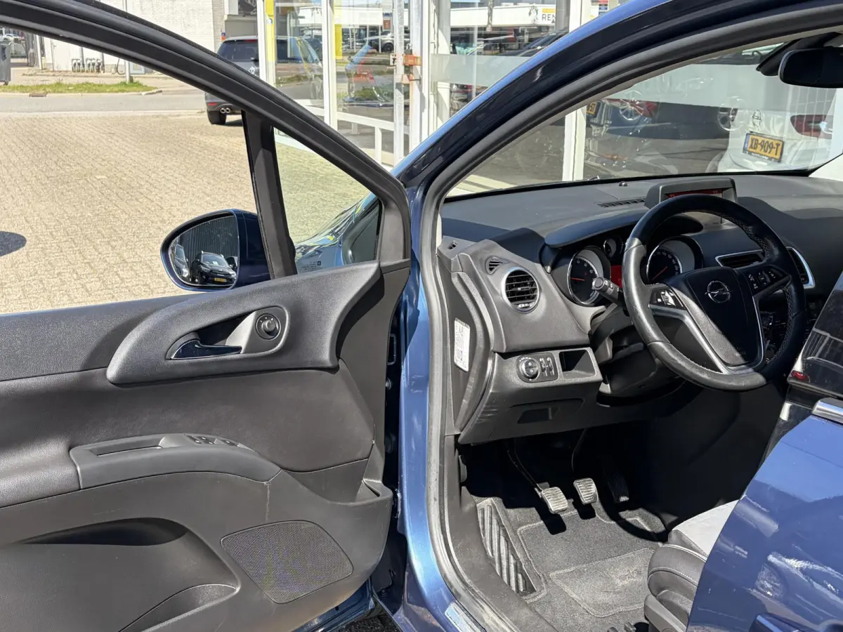 1.4 Turbo Blitz / NL-Auto / 1e-Eigenaar / Stuur-Stoelverwarming / Cruise-Control / Trekhaak / Climate-Control / Radio-Bluetooth / Navi / PDC V+A / Camera / 16'' LMV / ENZ.