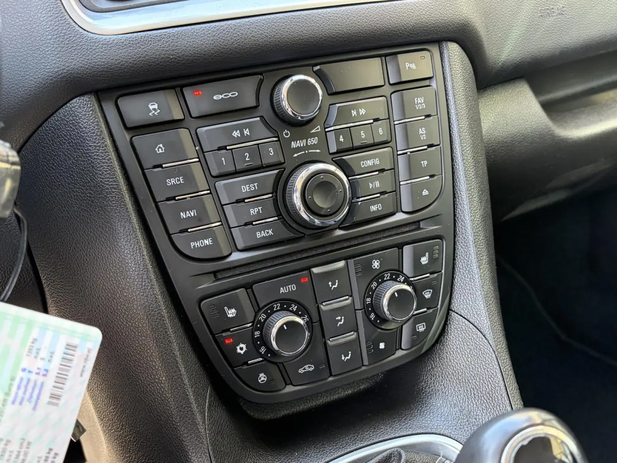 1.4 Turbo Blitz / NL-Auto / 1e-Eigenaar / Stuur-Stoelverwarming / Cruise-Control / Trekhaak / Climate-Control / Radio-Bluetooth / Navi / PDC V+A / Camera / 16'' LMV / ENZ.
