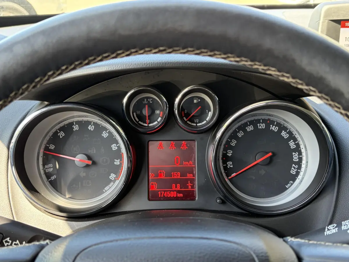 1.4 Turbo Blitz / NL-Auto / 1e-Eigenaar / Stuur-Stoelverwarming / Cruise-Control / Trekhaak / Climate-Control / Radio-Bluetooth / Navi / PDC V+A / Camera / 16'' LMV / ENZ.