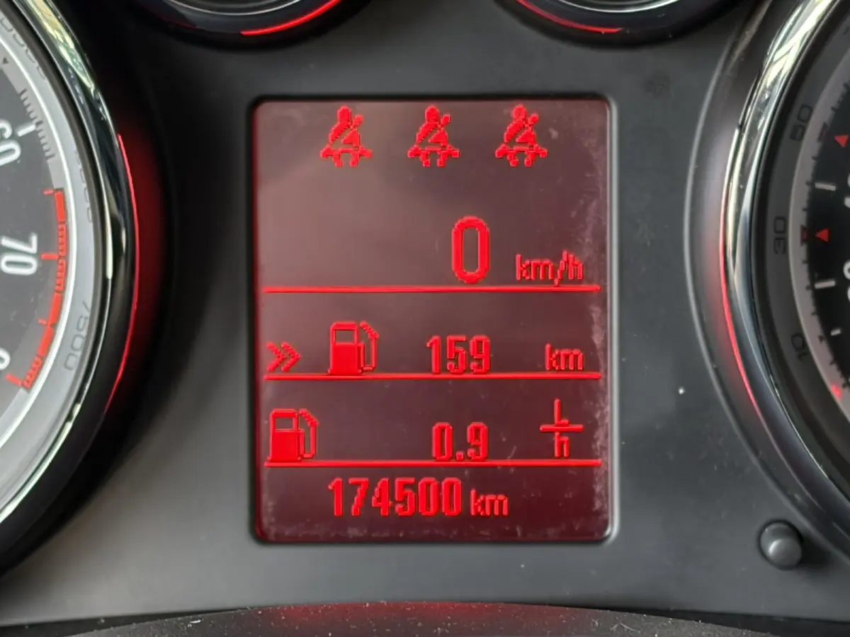 1.4 Turbo Blitz / NL-Auto / 1e-Eigenaar / Stuur-Stoelverwarming / Cruise-Control / Trekhaak / Climate-Control / Radio-Bluetooth / Navi / PDC V+A / Camera / 16'' LMV / ENZ.