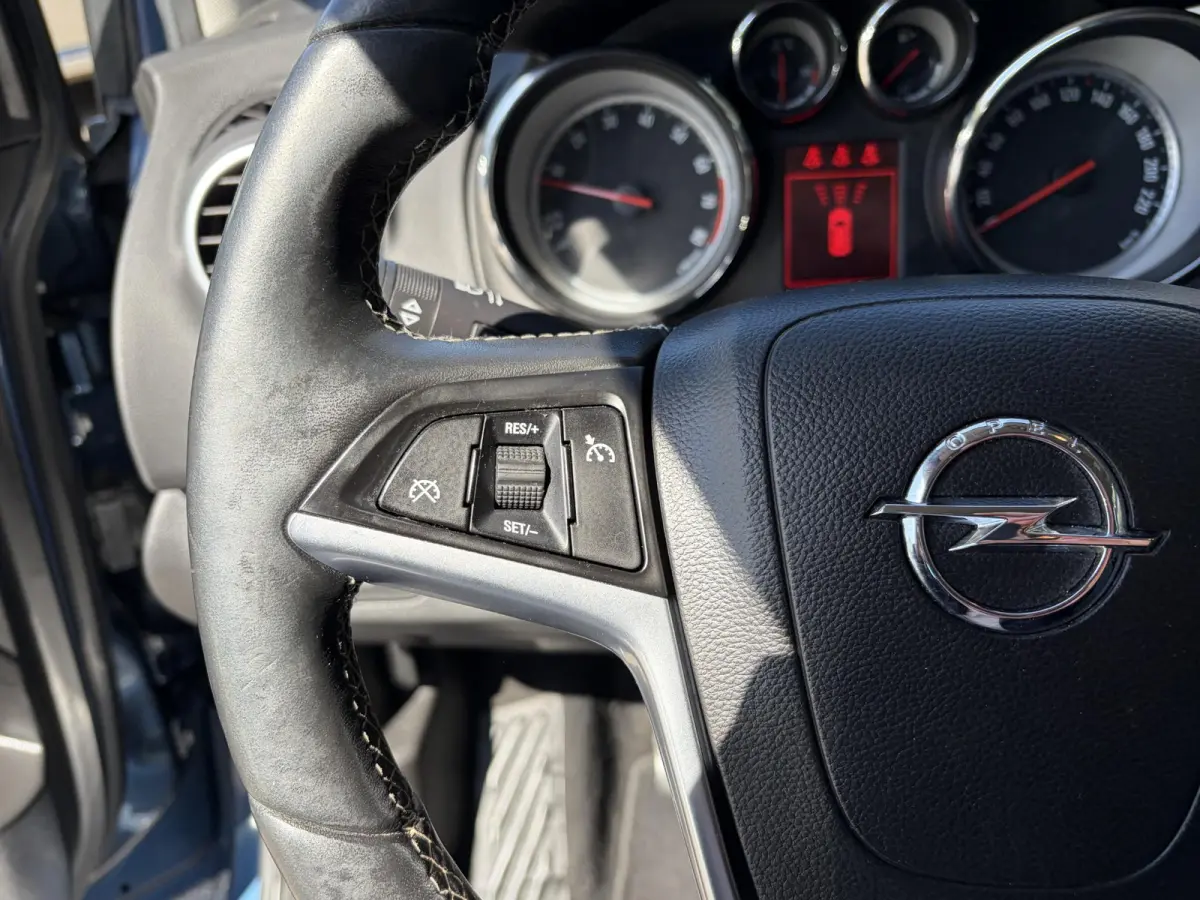 1.4 Turbo Blitz / NL-Auto / 1e-Eigenaar / Stuur-Stoelverwarming / Cruise-Control / Trekhaak / Climate-Control / Radio-Bluetooth / Navi / PDC V+A / Camera / 16'' LMV / ENZ.
