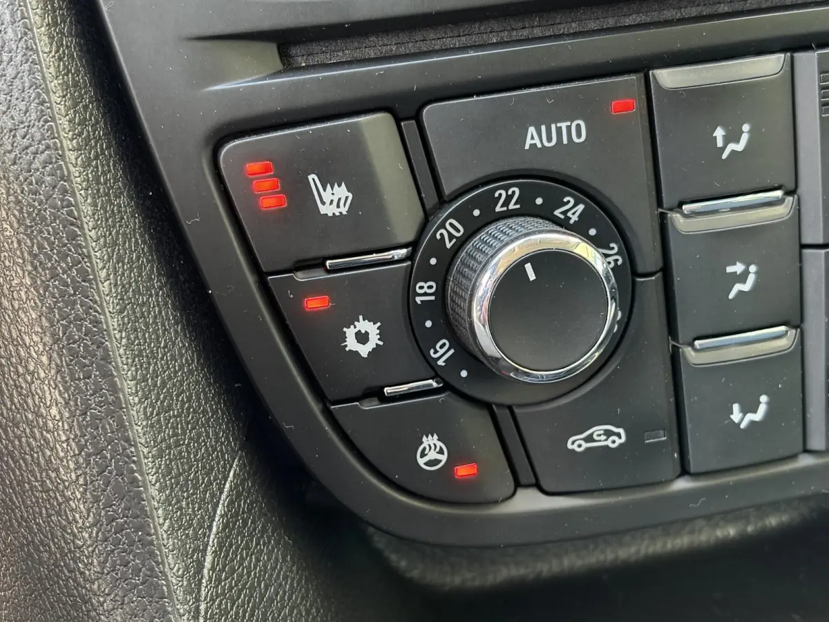 1.4 Turbo Blitz / NL-Auto / 1e-Eigenaar / Stuur-Stoelverwarming / Cruise-Control / Trekhaak / Climate-Control / Radio-Bluetooth / Navi / PDC V+A / Camera / 16'' LMV / ENZ.